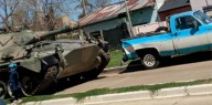 Insólito choque: Un tanque de guerra chocó a una camioneta estacionada