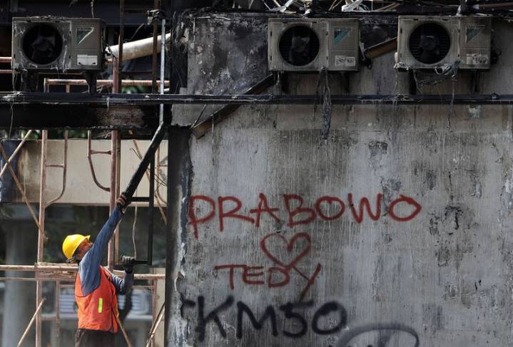 Indonesian students to stage parliament protest, await meeting with government
