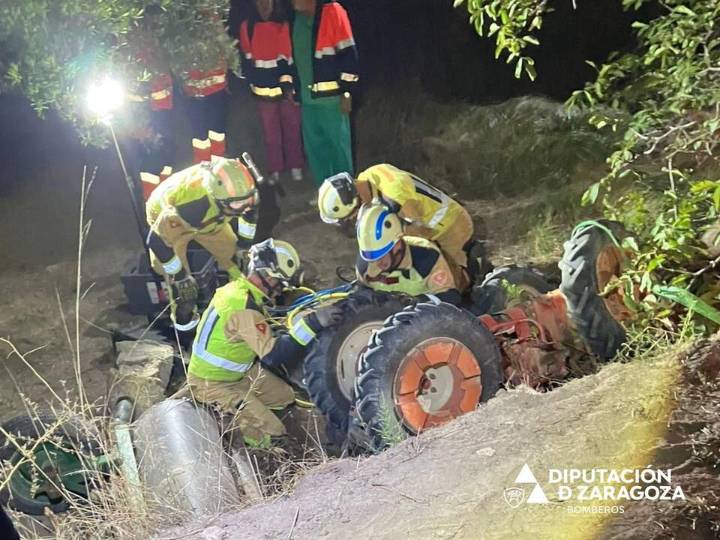 Herido el conductor de un tractor en Borja al volcar el vehículo en una finca