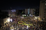 Una protesta multitudinaria cerca de la residencia de Netanyahu pide la liberación de los rehenes