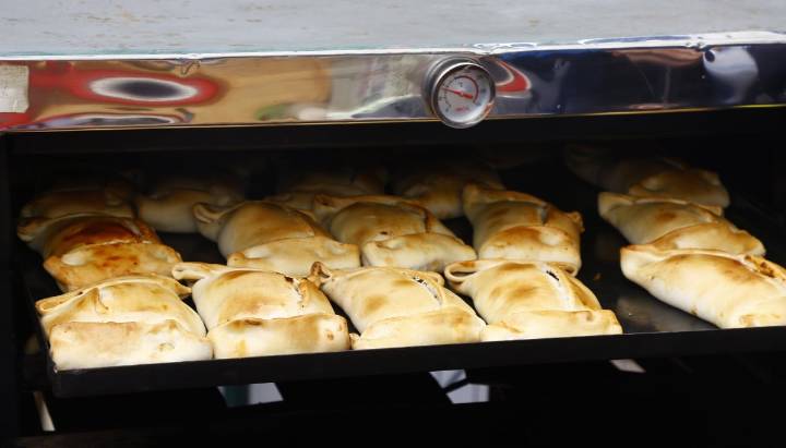 Cadem: Empanada y el terremoto son los más representativos de comida chilena