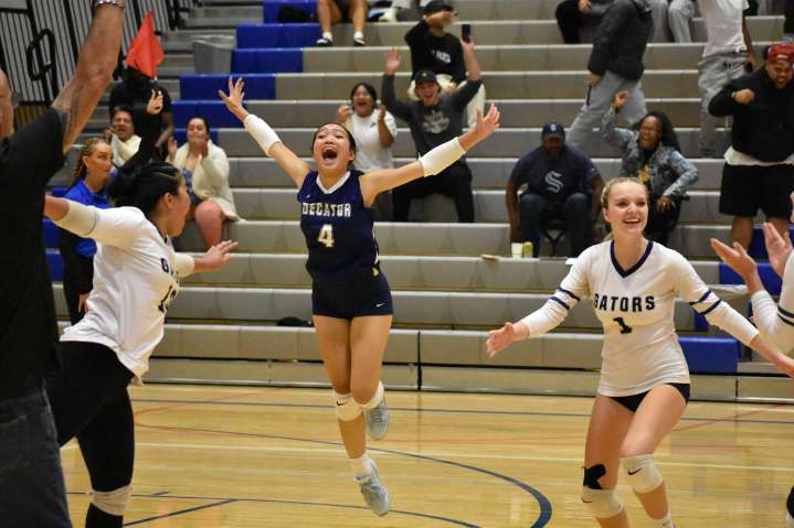 Gator volleyball chomps Federal Way in four sets