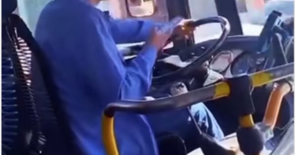 Como pancho por su casa: así grabaron a un colectivero norteño mensajeando en pleno viaje
