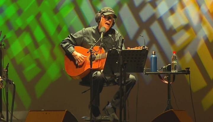Silvio Rodríguez reencantó al público chileno con íntimo show en el Movistar Arena