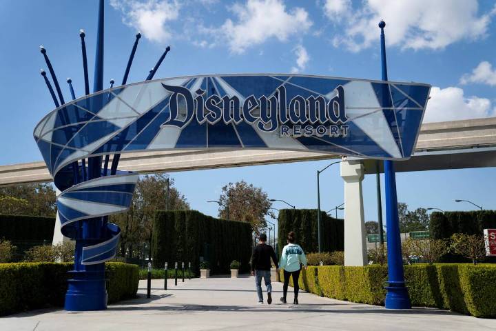 Disneyland hotels to end Early Entry perk for hotel guests