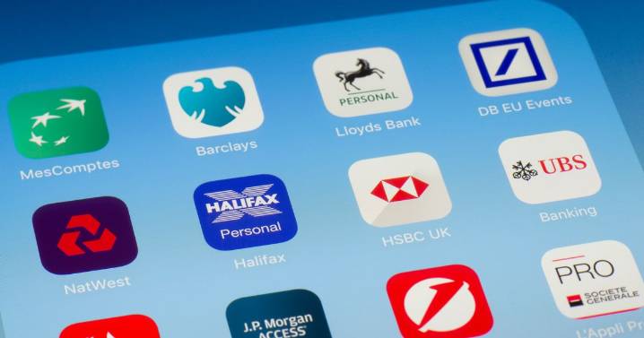 Major banking app down for hundreds of users with contactless payments affected