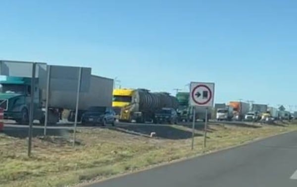 Video: Lenta revisión en retén de Precos provoca fila kilométrica