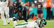 Dolphins' Tyreek Hill suffers left leg injury, carted off field against Jets