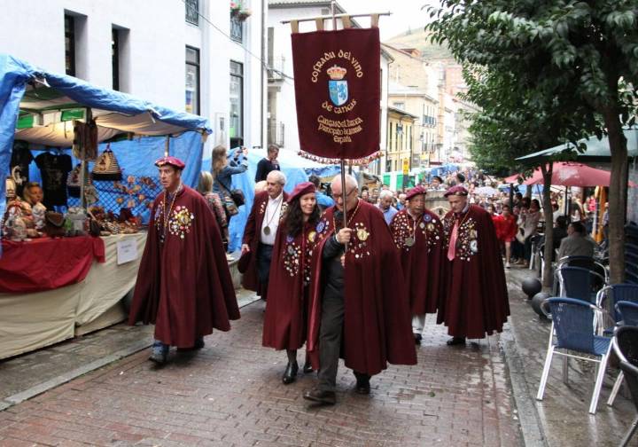 Fiesta de la Vendimia 2025: la Cofradía del Vino de Cangas celebra su XXI Gran Capítulo