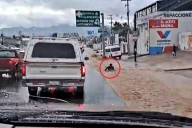 Hombre es arrastrado por la corriente durante las lluvias de este martes en Tulancingo
