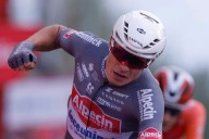 Philipsen logra el triplete en Guijuelo, Vingegaard sigue líder