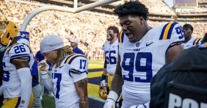 LSU defensive tackle Sydir Mitchell no longer on the team