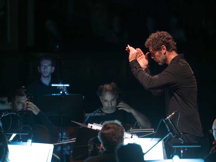La Bella y la Bestia, de Philip Glass en el Colón: un poema visual cargado de erotismo velado, atmósfera surrealista y simbolismo