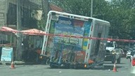 Camión repartidor cae en socavón en la Gustavo A. Madero