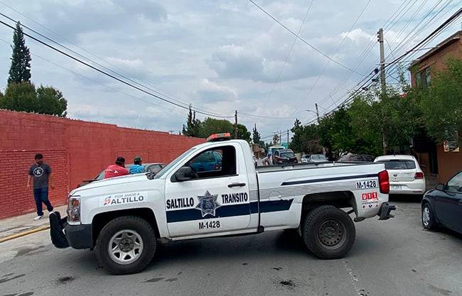 Conductor pierde el control y vuelca tras chocar autos estacionados en Valle de las Flores