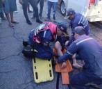 Dos heridos graves tras colisión entre moto y vehículo en Ciudad Bolívar