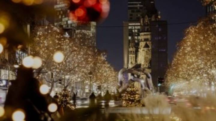 En una avenida de Berlín son los vecinos los que pagan las luces de Navidad: 12 euros por una bombilla, 3.000 por un árbol