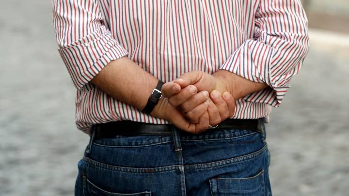 La psicología revela el significado de andar con las manos detrás de la espalda