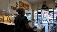 Negocios vacíos y miedo en algunas calles de Los Ángeles tras el respaldo de la Corte a las “patrullas itinerantes” de ICE