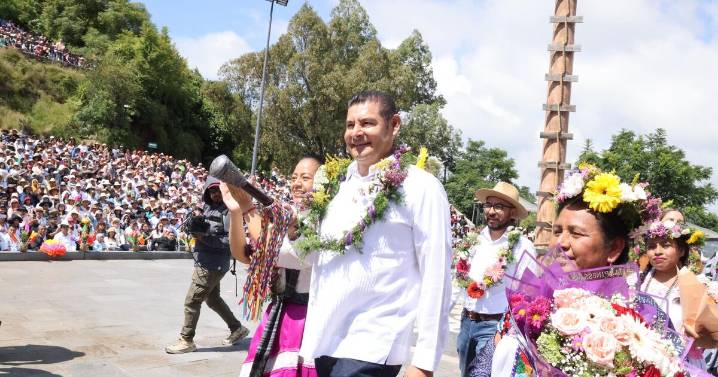 Huey Atlixcáyotl 2025: Armenta recibe bastón de mando para inicio de festividades en Atlixco