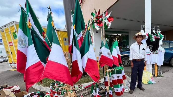 Familia Miranda, 15 años vendiendo adornos patrios para celebrar la independencia de México en Guanajuato capital