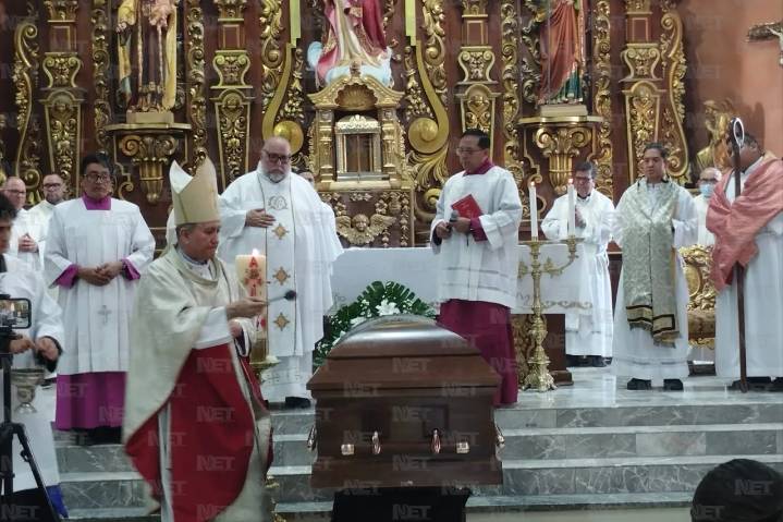 Con misa de cuerpo presente, despiden al padre Efrén Hernández