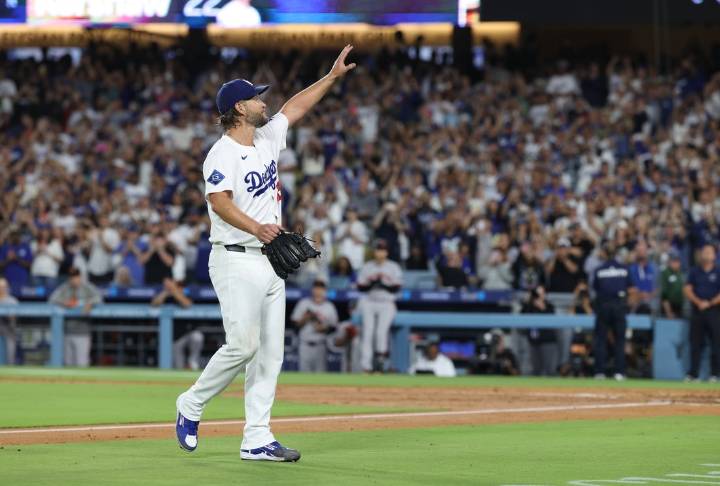 Deadspin | MLB roundup: Dodgers down Giants, seal another playoff bid