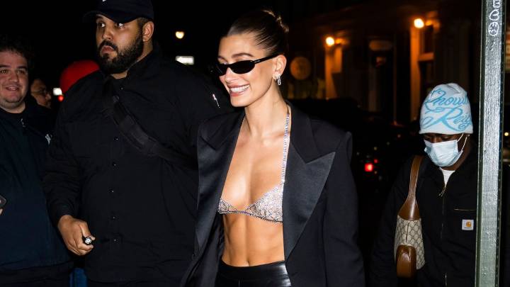 Hailey Bieber apuesta por el chongo de bailarina más fácil de hacer para otoño 2025
