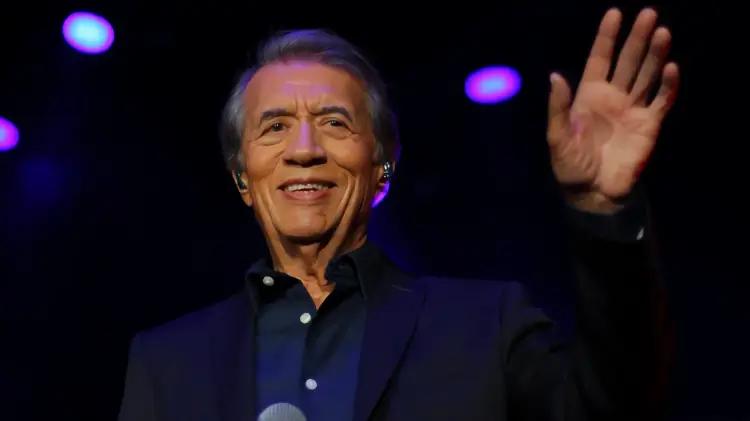 José María Napoleón revive sus clásicos con el Mariachi Vargas