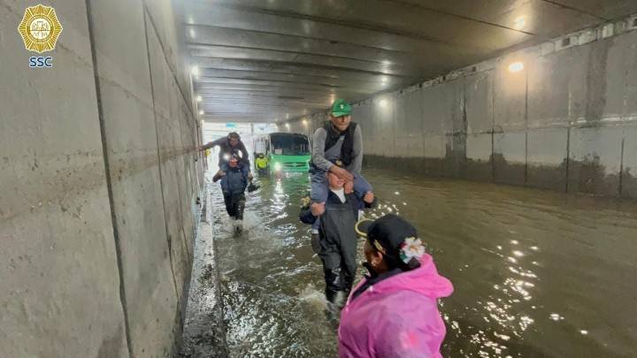 Lluvias en CDMX dejan 63 encharcamientos,10 árboles caídos y pasajeros atrapados en un bajo puente