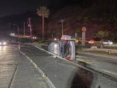 Vehículo vuelca y derriba un poste en la Av. Borgoño en el acceso a Jardín del Mar en Viña