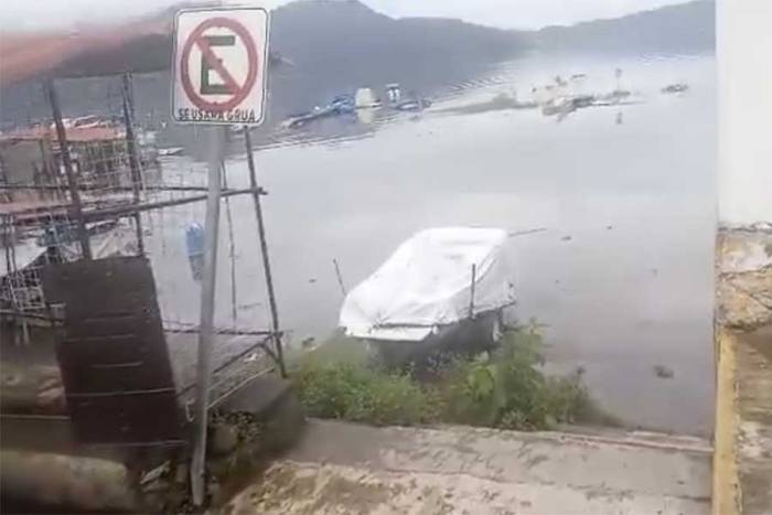 Nivel de la presa arrasa con zona comercial en Valle de Bravo