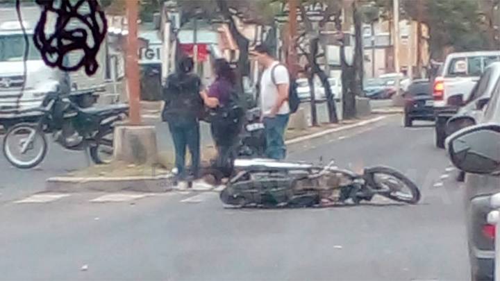 Avda. Belgrano y Pueyrredón: choque de motos dejó dos personas lesionadas
