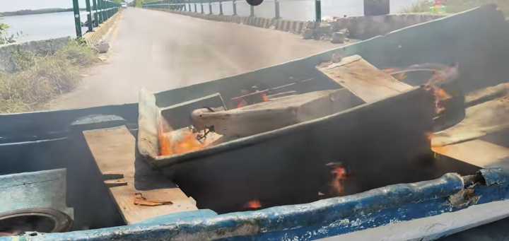 Campeche: retienen y queman lanchas en Isla Arena