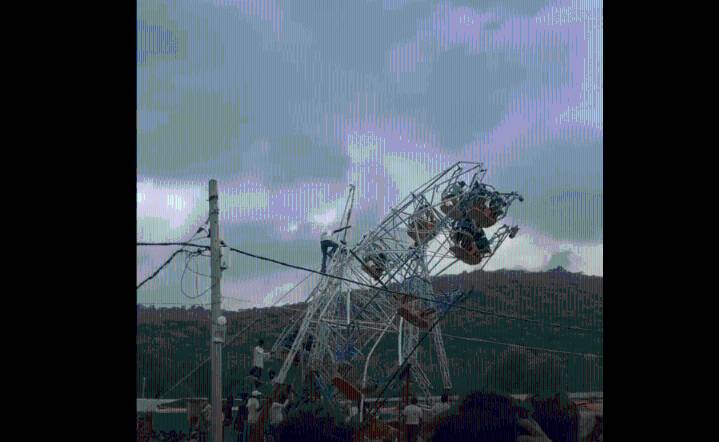VIDEO: Se dobla la rueda de la fortuna y casi acaba en tragedia en feria de la India