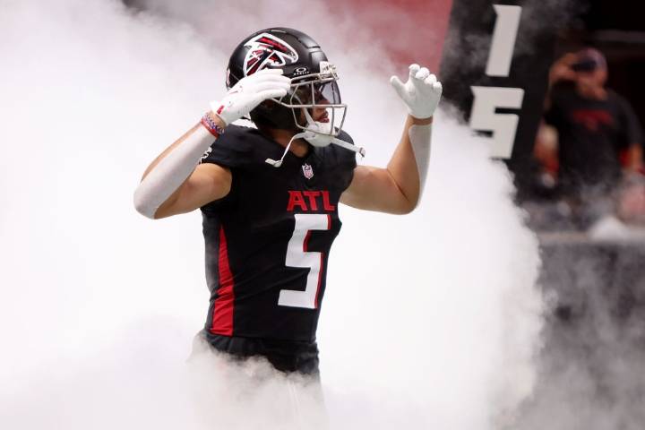 Deadspin | Falcons WRs Drake London, Darnell Mooney cleared to face Vikings
