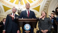 Luego de cambiar las reglas de procedimiento, el Senado confirmó 48 nominados de Trump
