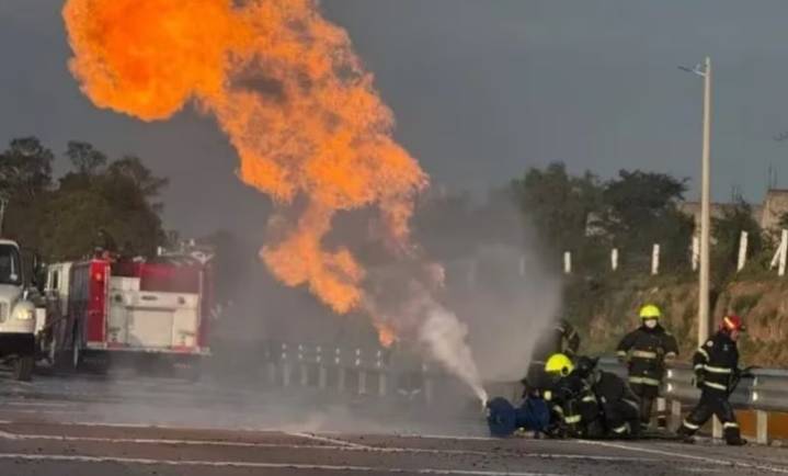 Vuelca pipa en la México-Puebla, cierran autopista en ambos sentidos; consulta las rutas alternas