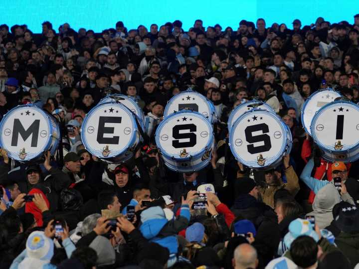 La música y el fútbol forman parte del latido argentino: el alma de la hinchada