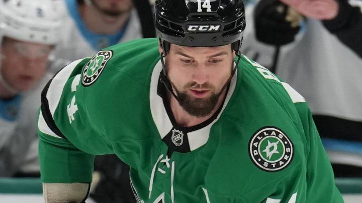 Stars' Jamie Benn to miss at least 4 weeks with collapsed lung