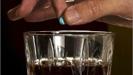Podrían poner drogas en tu trago sin que lo notés: cómo protegerte