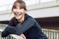 Caminar rápido por casa o hacer flexiones apoyada en la mesa, las recomendaciones de una profesora de salud para controlar el peso en menopausia