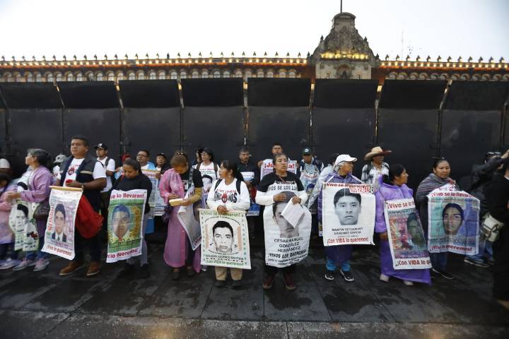 Mantienen padres de los 43 exigencia de extradición de Tomás Zerón y Ulises Bernabé