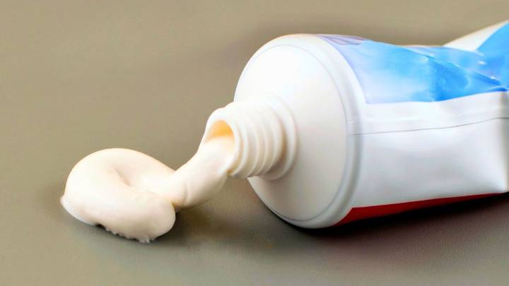 Por qué hay que mezclar vinagre y pasta de dientes en un vaso: ¿qué significa?