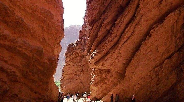 No sean sucios | Limpian grafitis dejados por turistas en uno de los más conocidos atractivos naturales de Salta