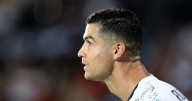Entra al hotel por una foto… y se lleva tremendo empujón de CR7 (VIDEO)