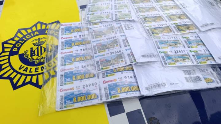 Detenido mientras 'rascaba' en plena calle los cientos de 'rascas' de la ONCE que robar en València