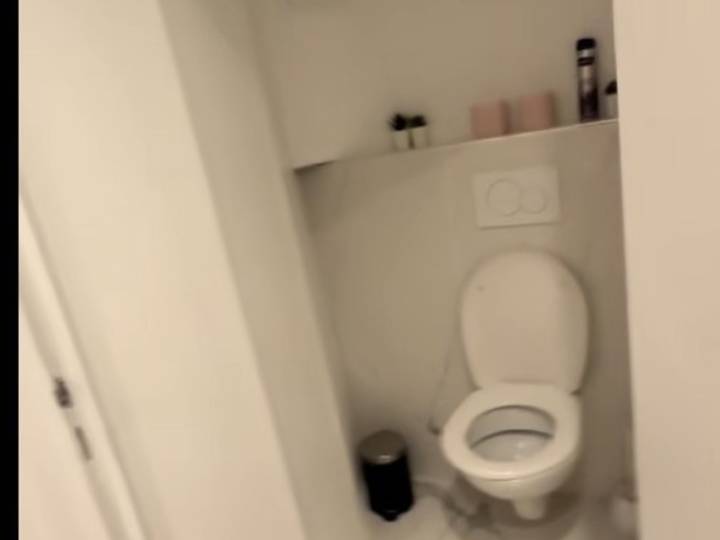 Un grupo de amigas alquiló un departamento en París y se sorprendió por los baños: "¿Dónde está el inodoro?"