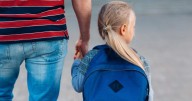 ¿Dolor de espalda por las mochilas escolares? Estas son las recomendaciones de un experto