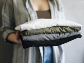 ¿Colgados o doblados? Esta es la mejor forma de guardar los pantalones en el ropero